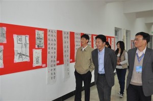 专家组观看我院“异彩纷呈”大学生作品展