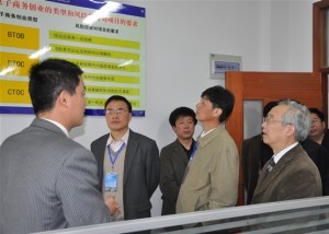 专家组一行参观校内实训基地